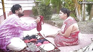 Desi Boulder-holder And Panty Salesman Bade Bade Dudhwali Gao Ki Chhori Ko Hooter-sling Ke Badale Chod Diya Maje Lekar ( Hindi Audio )